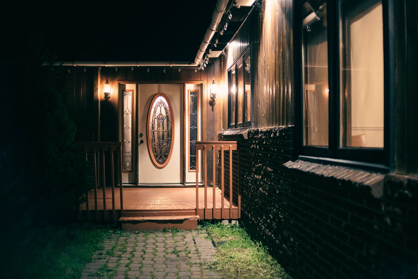 Éclairer la cour et l'entrée pour les arrivées du soir