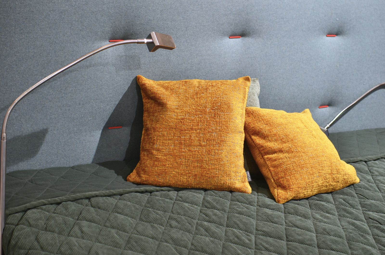 Des appliques au-dessus du lit, et plus de lampes de chevet