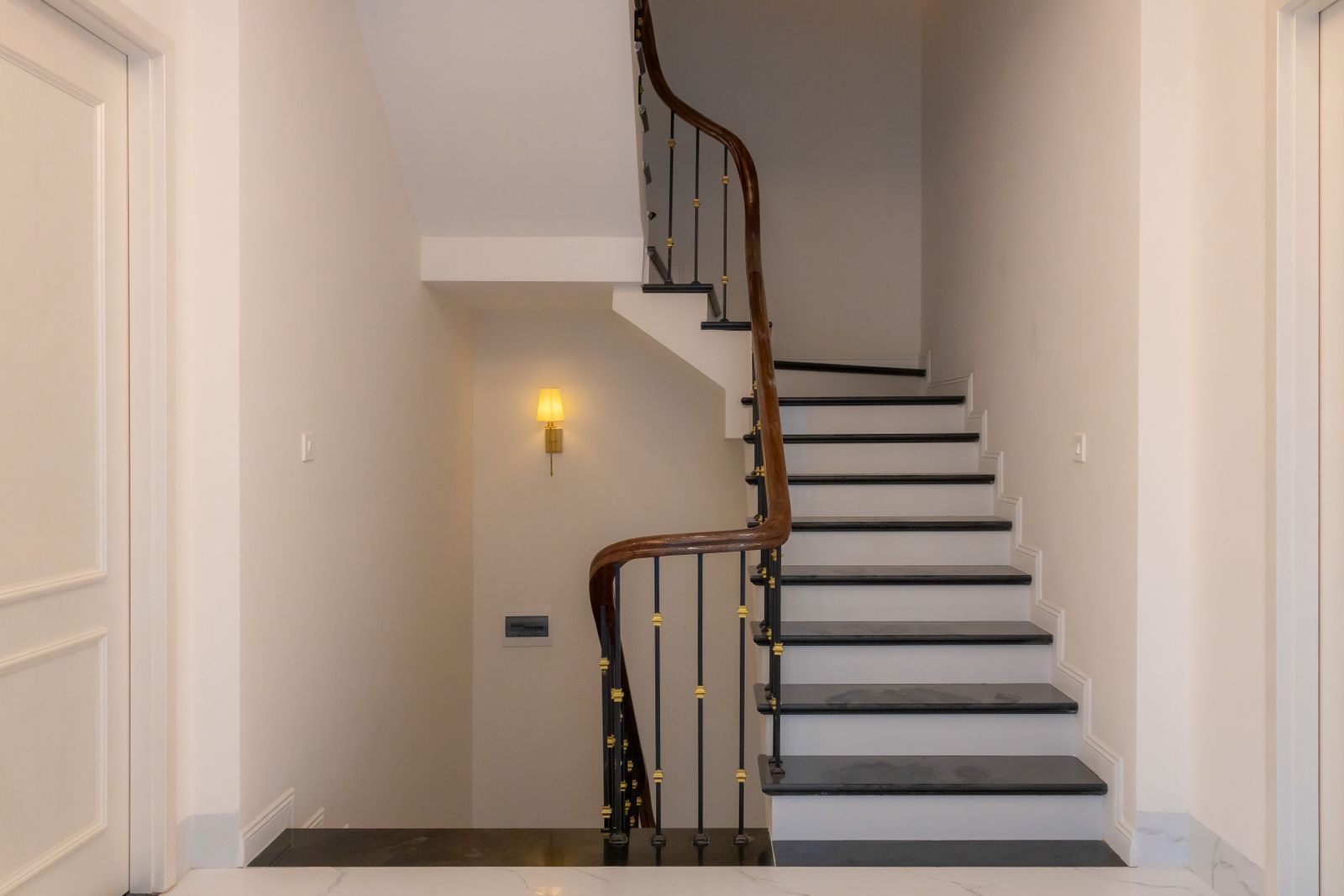 Éclairer un escalier ancien en pierre, en sécurité