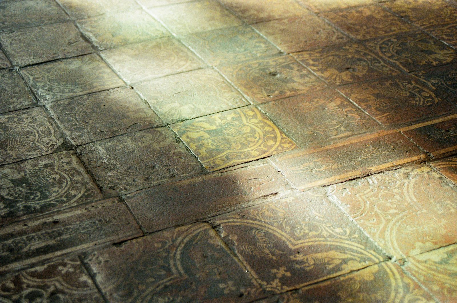 Restaurer des tomettes anciennes au sol